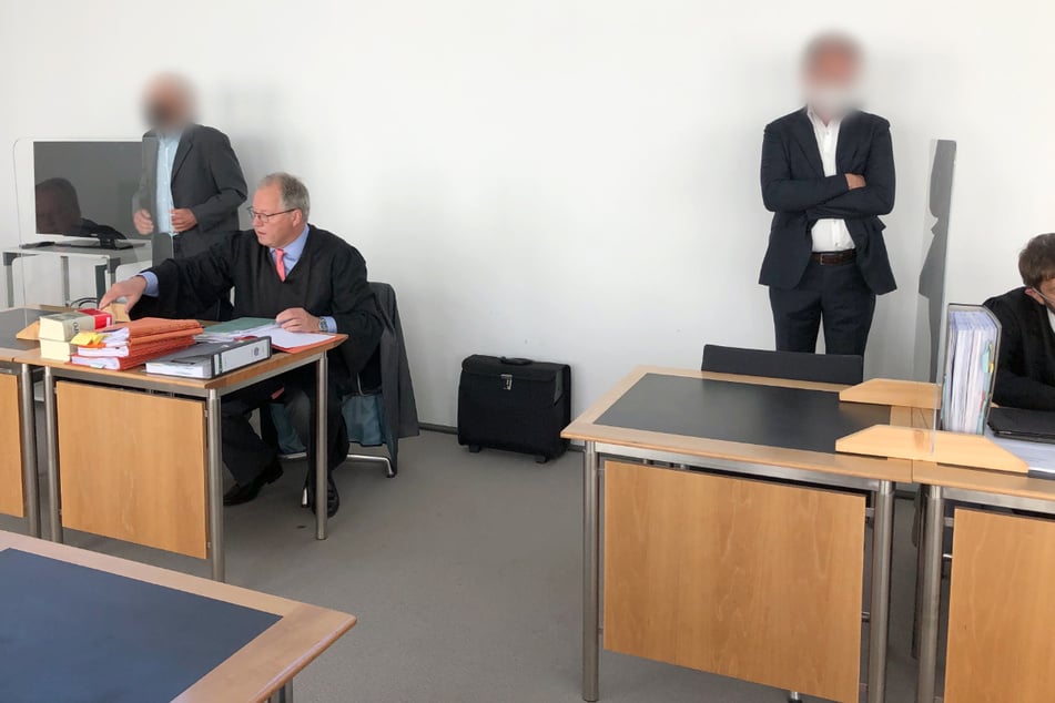 Den Angeklagten (1.v.l. sowie 3.v.l.) wird vorgeworfen, ihre Sorgfaltspflicht verletzt zu haben.
