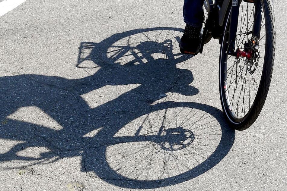 Die Radfahrer stürzten auf die Straße. (Symbolbild)