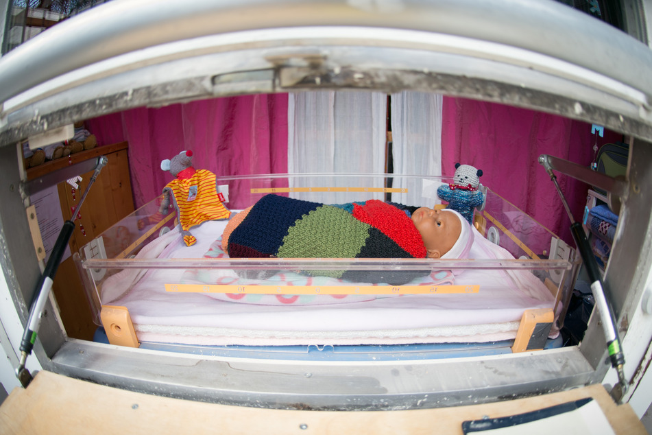 Eine Puppe liegt in einer Babyklappe des Hamburger Vereins Sternipark.