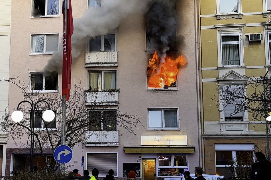 Als die Feuerwehr am Einsatzort eintraf, schlugen die Flammen bereits aus den Fenstern des zweiten Obergeschosses.
