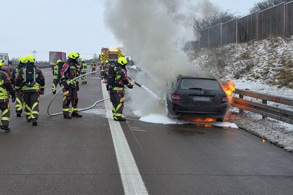 Die Feuerwehr rückte für die Löscharbeiten an.