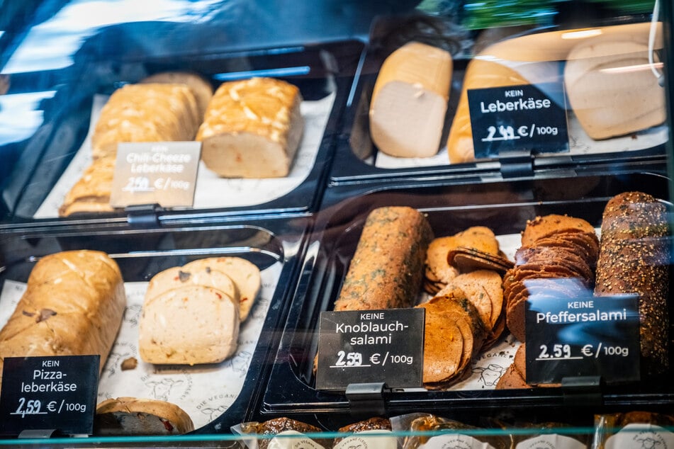 Wie für eine Fleischerei üblich könnt Ihr die veganen Alternativen grammweise kaufen.