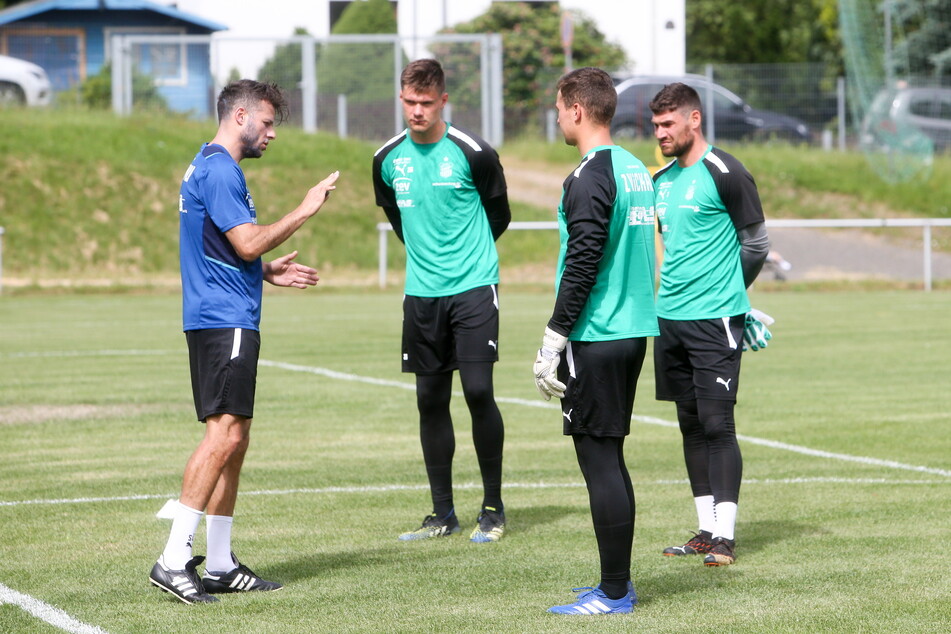 Torwart-Trainer Steffen Süßner (41) mit (v. l.) Max Sprang (20), Matti Kamenz (22) und Stammkeeper Johannes Brinkies (28). Wird aus dem Keeper-Trio in der kommenden Woche ein Duo?