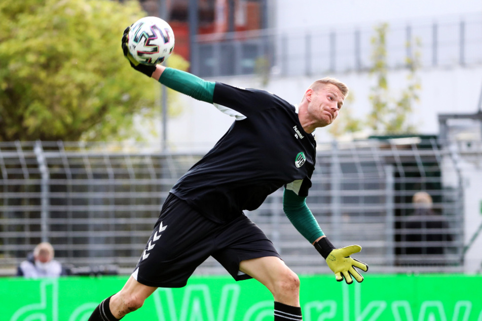 Lübecks Keeper Lukas Raeder musste schon 15 Mal hinter sich greifen.