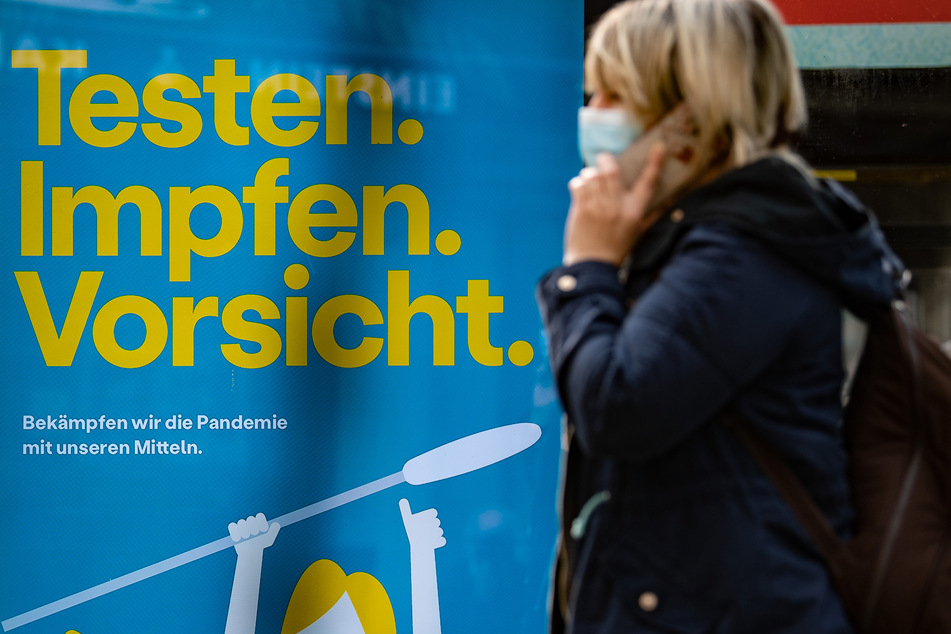 Ein Plakat in Berlin. Die Bundesregierung setzt bei der Bekämpfung der Corona-Pandemie neben dem Impfen und der Infektionsschutz-Regelung auch auf die unterschiedlichen Arten der Testverfahren.