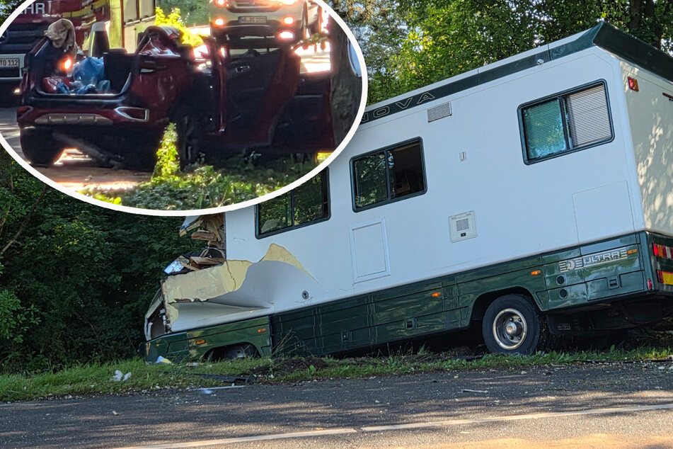 Heftiger Crash auf Bundesstraße: Wohnmobil und Auto krachen ineinander