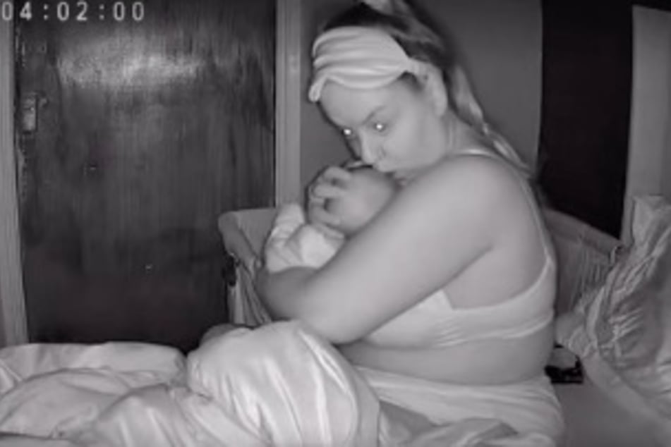 Erschrocken drückte sie den Jungen an sich.