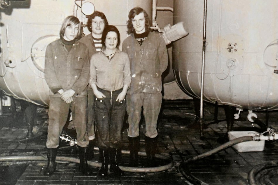 Das Foto von 1975 zeigt die junge Wackerbarth-Brigade mit Konrad Scheerbaum (2 .v. l.)