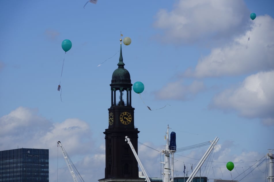 Die Botschaft "Löwenstark durchs Lesen" flog an den Ballons teilweise höher als der Michel.