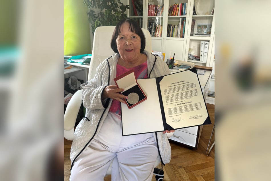 Stolz zeigt Bettina Hauswald (75) in ihrer Praxis Urkunde und Medaille.