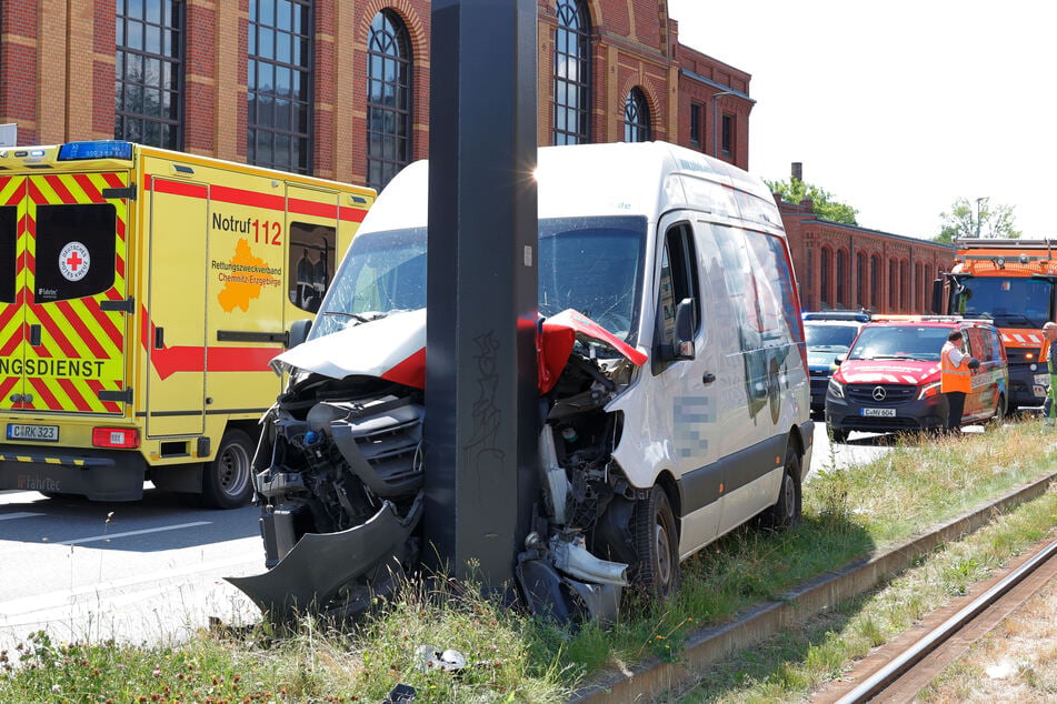 Die Motorhaube des Transporters wurde durch den Crash eingedrückt. Polizei und Rettungskräfte waren vor Ort.