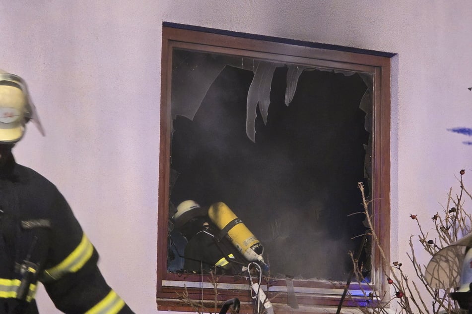 Durch die Hitze der Flammen zersprang das Wohnzimmerfenster der betroffenen Wohnung.