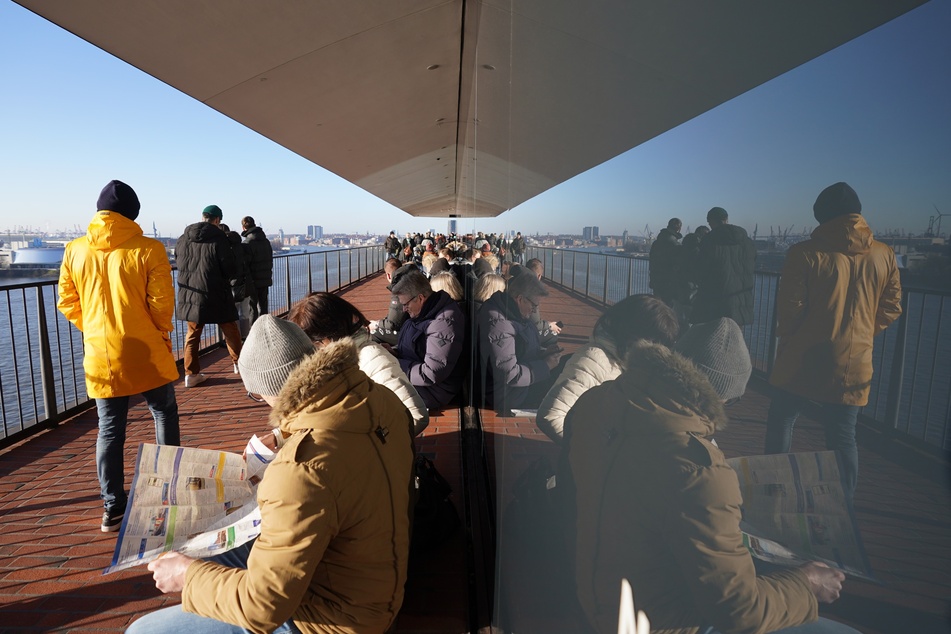 Besucher genießen den Ausblick von der Elbphilharmonie-Plaza auf den Hafen. Die Elbphilharmonie-Plaza ist ein beliebter Aussichtspunkt für Touristen und Einheimische.