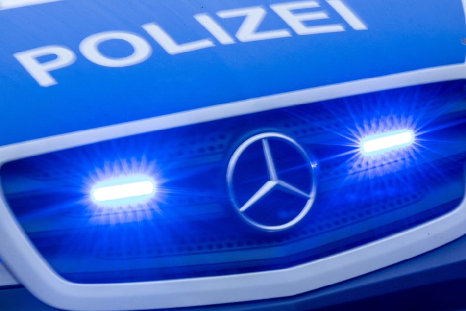 Die Polizei sperrte die Unfallstelle in Richtung Remscheider Talsperre für die Unfallaufnahme über mehrere Stunden. (Symbolbild)