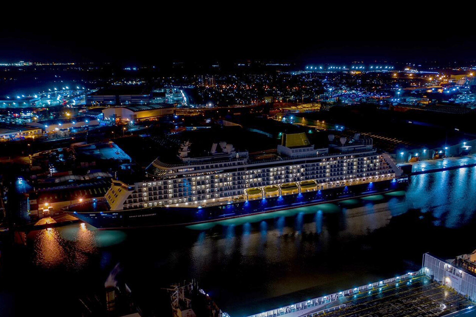 Das Kreuzfahrtschiff Spirit of Adventure der Saga Cruises wurde im Hafen von Tilbury, London zum Gedenken an den verstorbenen Kapitän beleuchtet.