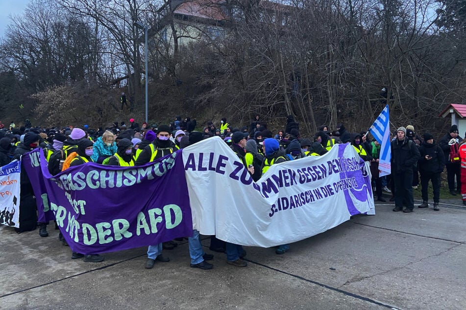 Die Demonstranten sind am Wagenzug kurzzeitig zum Stillstand gekommen.