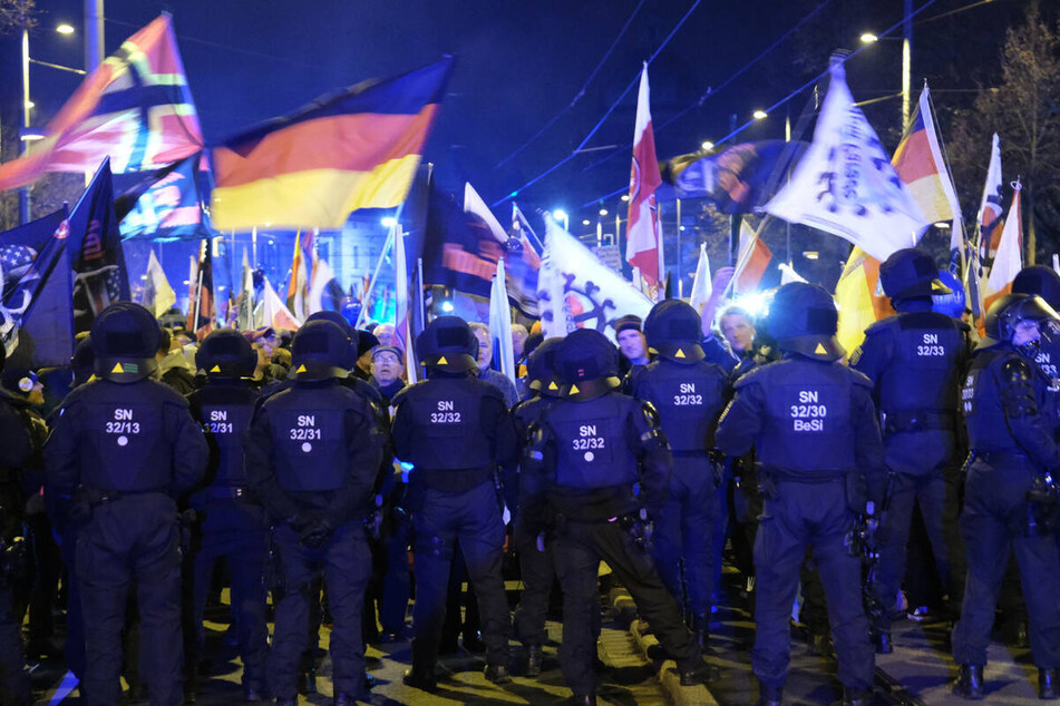 Umstritten: Polizisten in Sachsen tragen bei bestimmten Einsätzen bisher nur die Zugnummer auf der Uniform. Künftig sollen individuelle Nummerncodes vergeben werden.