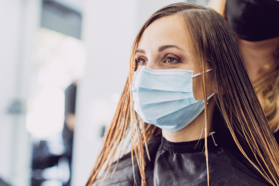 Inzidenz 50 bis 100: Friseure dürfen öffnen, aber es gilt verschärfte Maskenpflicht.