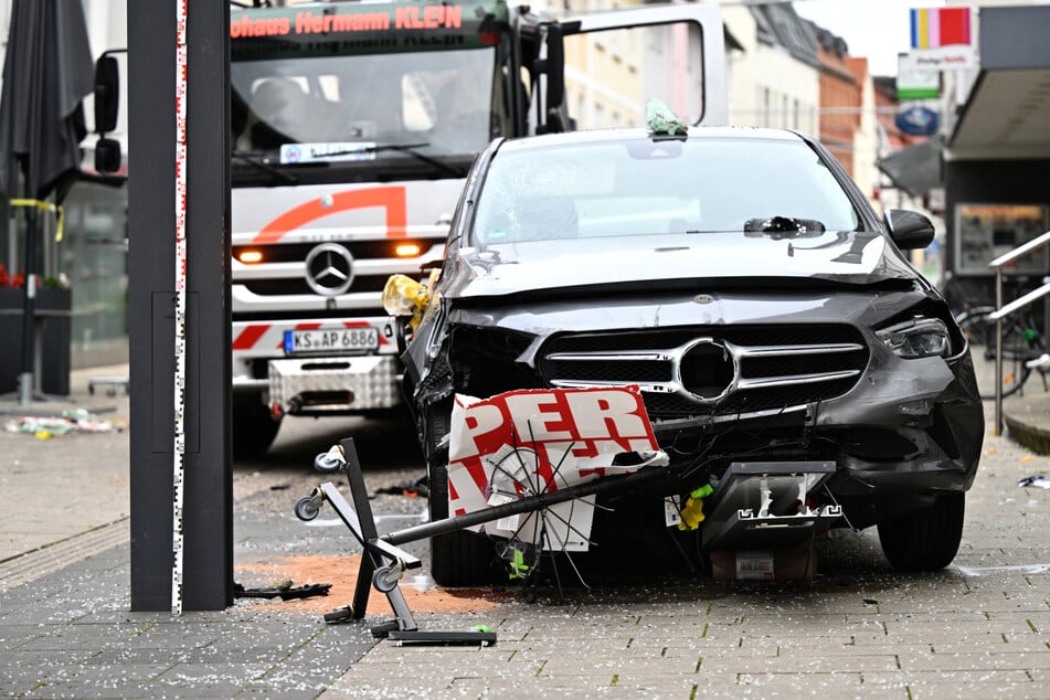 Am 21. August war der 67-Jährige wegen eines medizinischen Notfalls mit seinem Mercedes durch die Fußgängerzone in Hofgeismar gefahren.