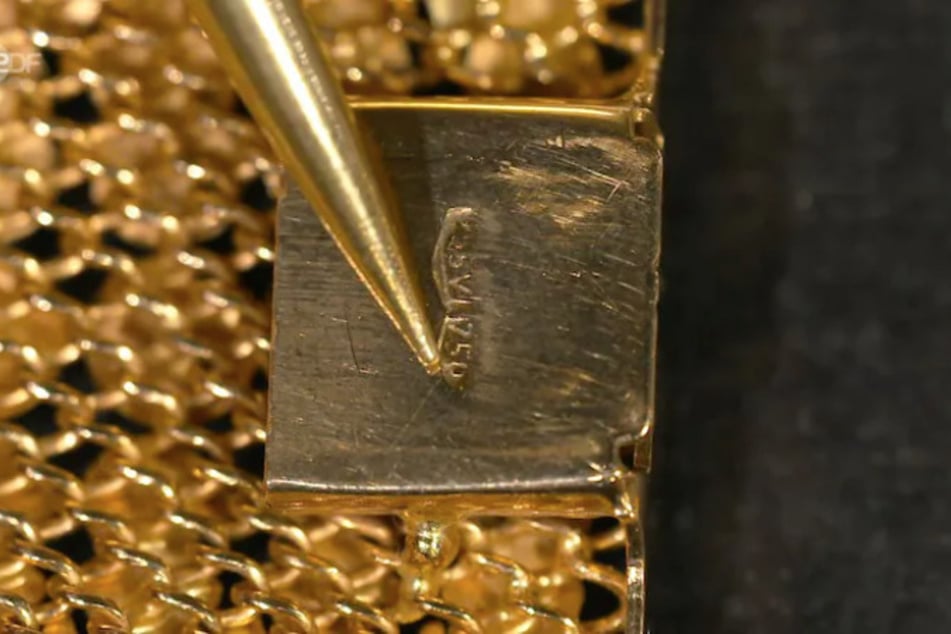 Eine Prägung bestätigt das Material: Das Schmuckstück wurde aus 750er-Gold gefertigt.