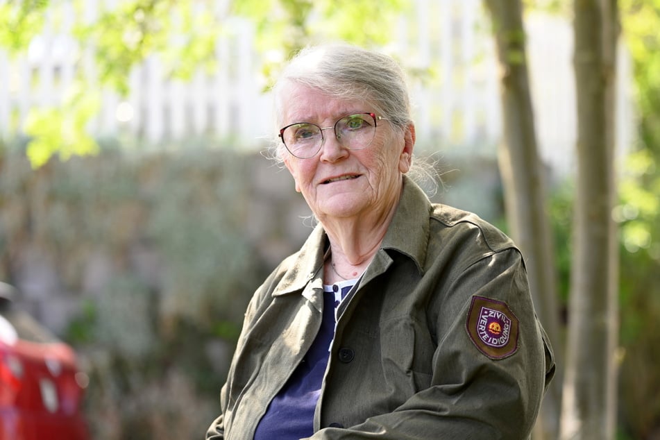 Barbara Jentsch (81) hat ihre alte Dienstjacke aufbewahrt. Sie weiß, welche Vorkehrungen zum Bevölkerungsschutz es in Karl-Marx-Stadt gab.