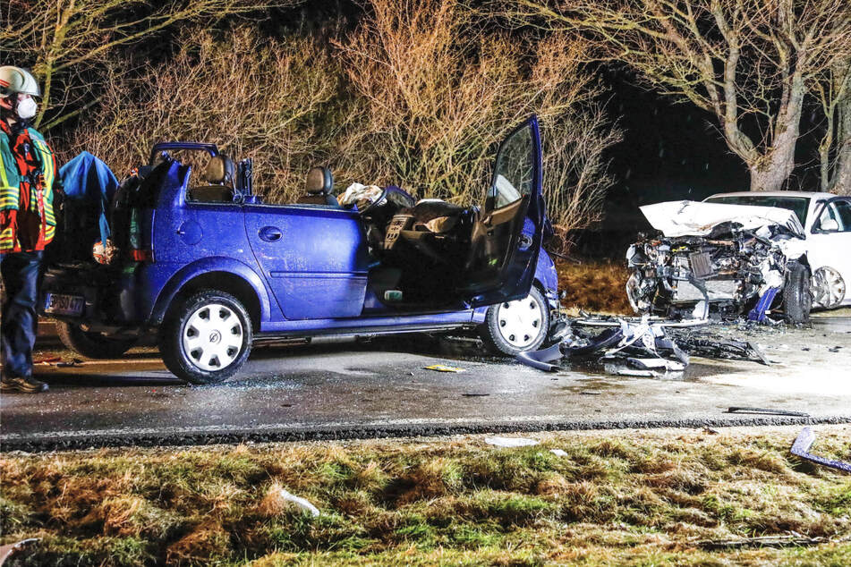 Die Feuerwehr musste die Fahrerin des Opel mit schwerem Gerät aus dem Wagen befreien.