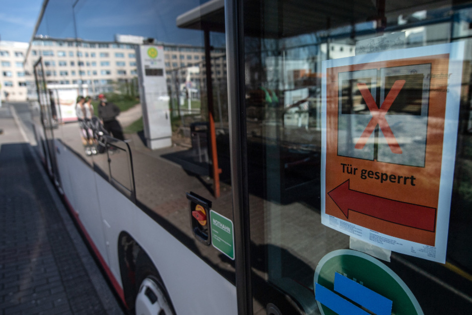 Fahrradfahrerin wird überrollt und stirbt: Busfahrer fährt einfach weiter