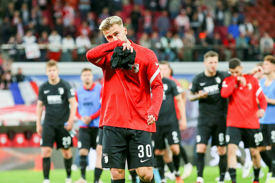 Schwer enttäuscht über die Leistung seines Teams: FC Augsburgs Niklas Dorsch (24).