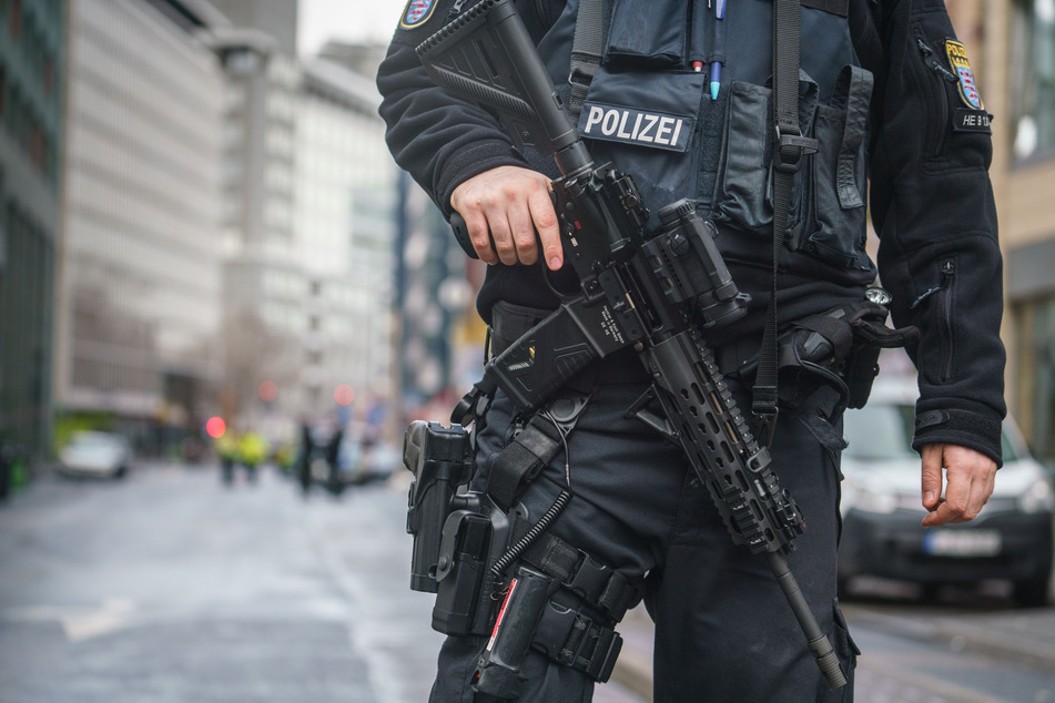 Zwei junge Männer kamen infolge der Ermittlungen in Untersuchungshaft (Symbolfoto).