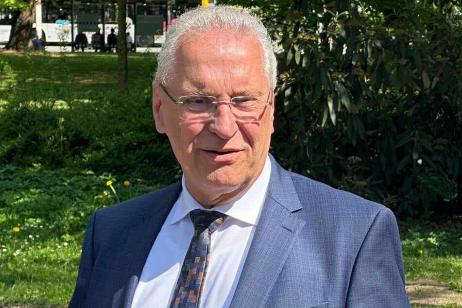 Bayerns Innenminister Joachim Herrmann (68, CSU) möchte unter anderem gewährleisten, dass Lehrer, Polizisten und Richter für die freiheitliche demokratische Grundordnung eintreten.