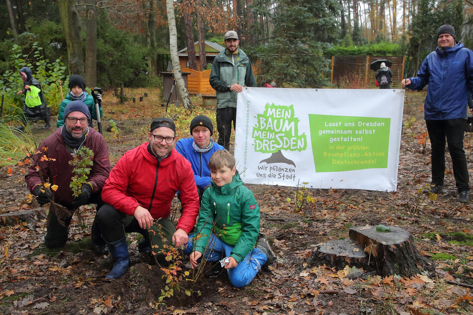 Ronny Scholz (44, l.) und Johann Georg Cyffka (33) von der Stiftung Wilderness International pflanzen mit Kindern Bäume und Sträucher.