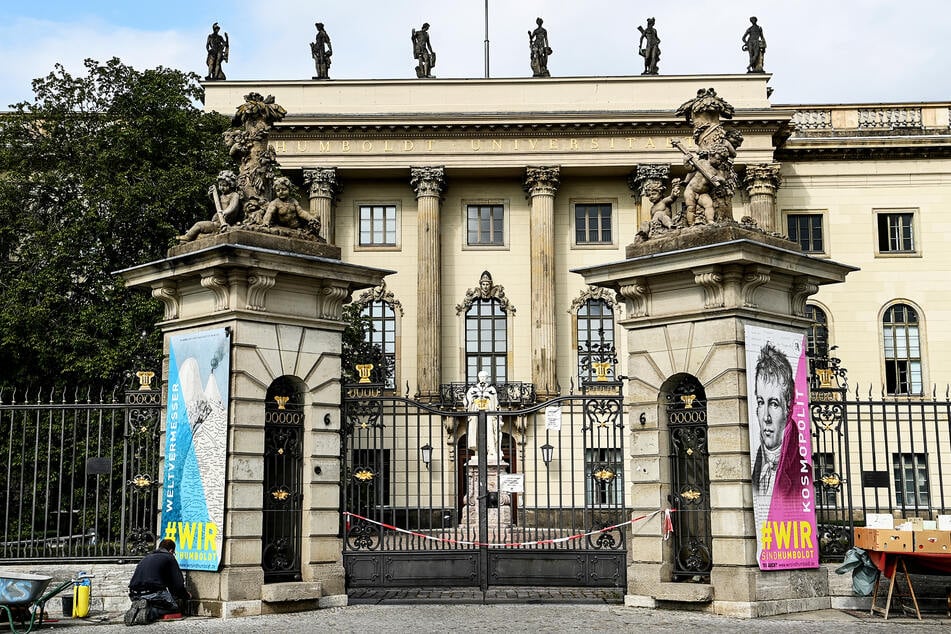 Der Haupteingang der Humboldt-Universität. An der Hochschule spielte sich der rassistische Vorfall ab. (Archivbild)
