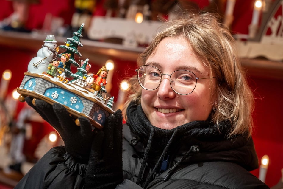 Lea Hammermüller (21) verkauft erzgebirgische Weihnachtsartikel auf dem Weihnachtsmarkt. Manchmal übertönt die Musik die Spieluhren.