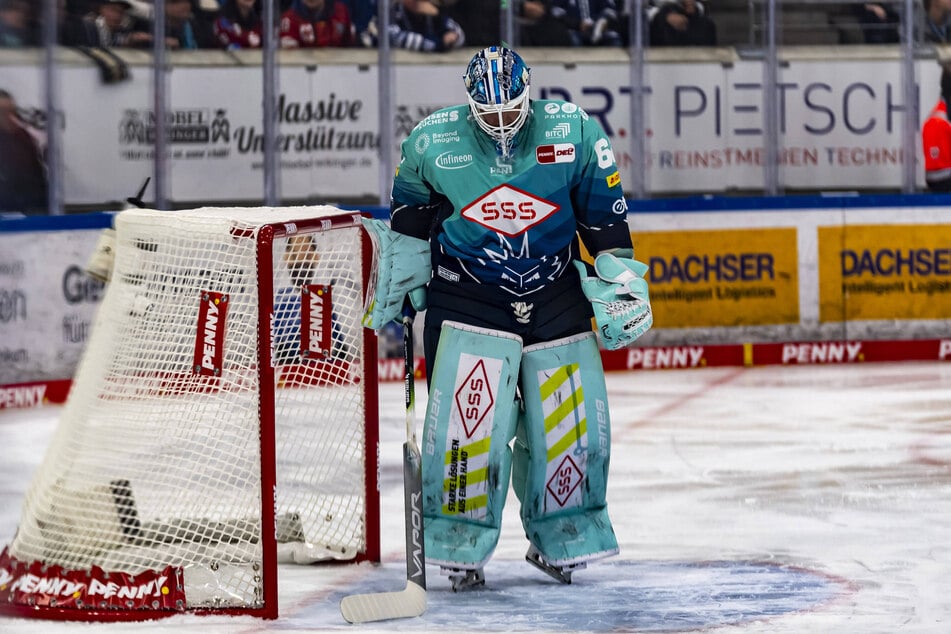 Eislöwen-Goalie Janick Schwendener war traurig, dass sich sein Team wieder nicht belohnt hat.