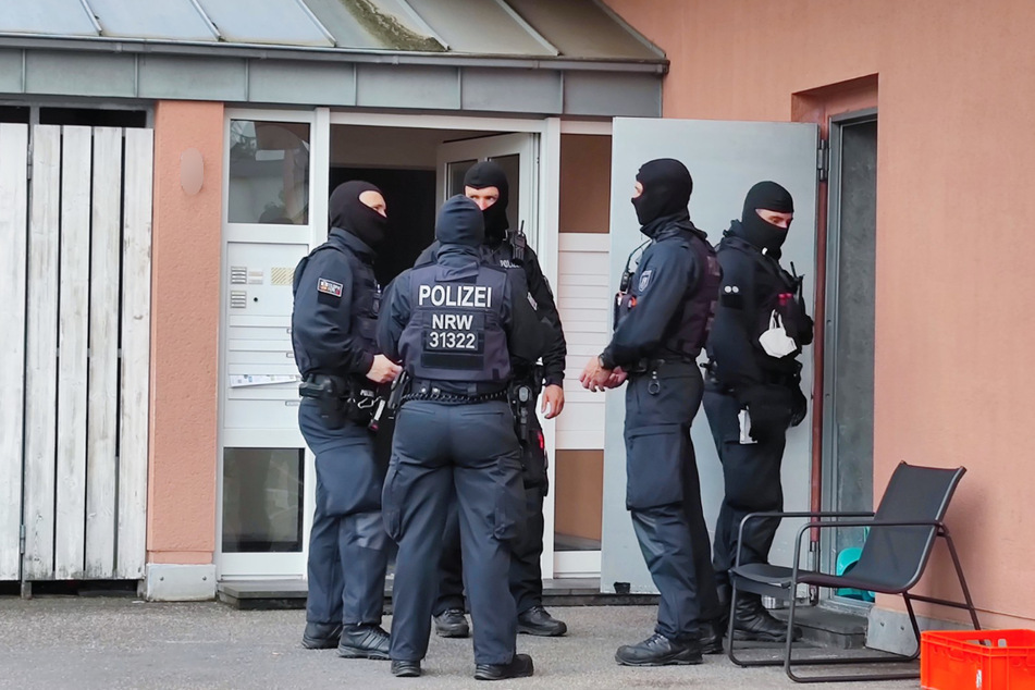Die Polizeibeamten haben im Zuge der Razzien drei Männer festgenommen. Einer von ihnen, ein 23-Jähriger, gilt als Haupttäter.