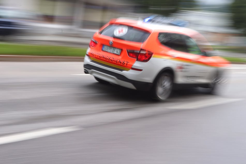 Opel überschlägt sich auf A36: Autofahrer schwer verletzt