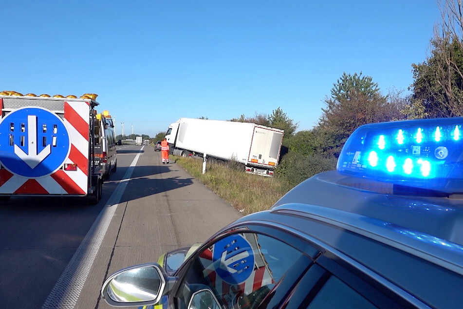 Sekundenschlaf auf der A2? Lastwagen landet im Graben