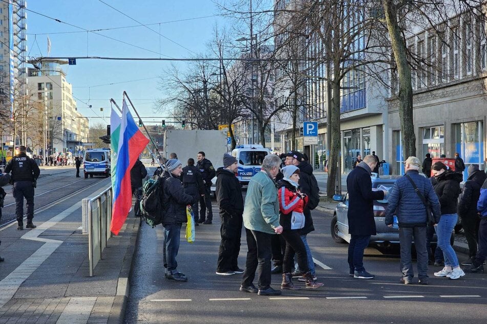 Die ersten Demonstranten versammelt sich an der Brückenstraße.