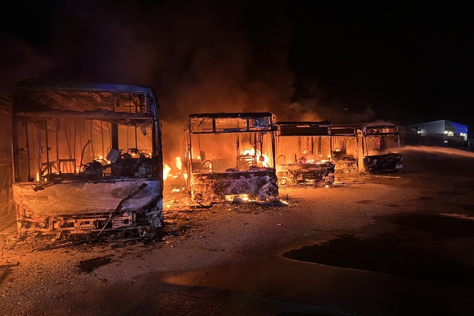 Noch ist unklar, wie die Busse, das Auto und der Lastwagen in Brand geraten konnten.