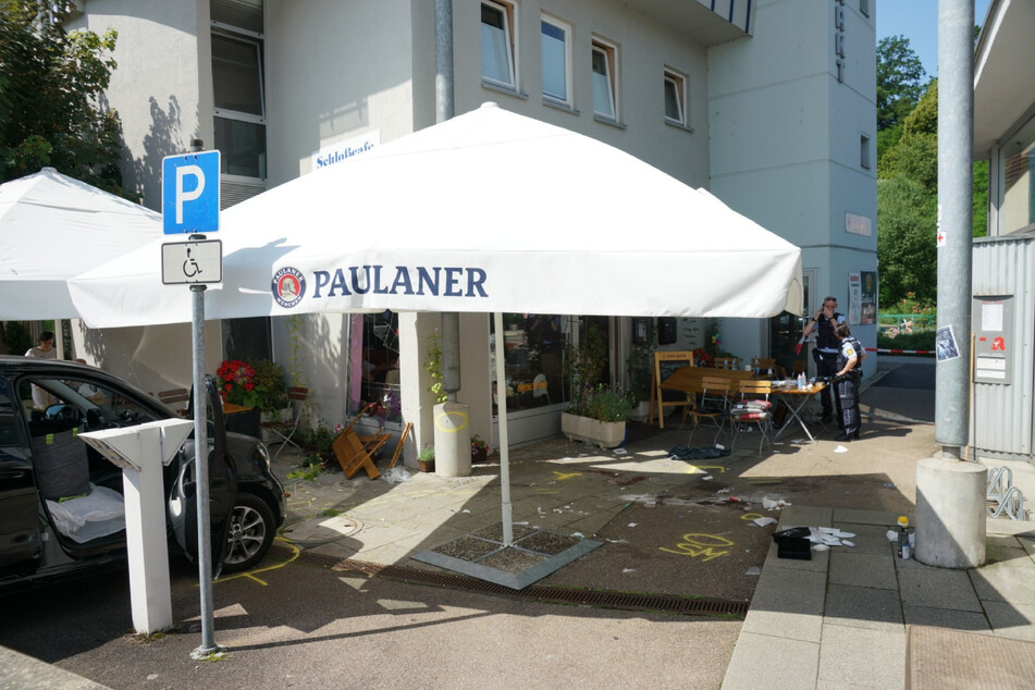 Relatives Chaos herrschte unmittelbar nach dem Unfall auf und neben dem Platz des Cafés.