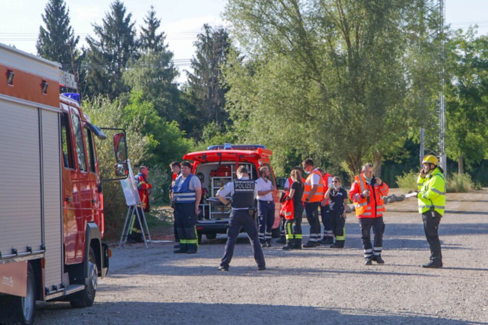 Einsatzkräfte in der Nähe des Waldes, wo ein Ultraleichtflugzeug abgestürzt sein soll.