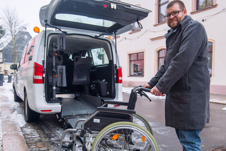Das "Erzmobil" besitzt eine behindertengerechte Ausstattung mit Rampe, sodass auch Rollstuhlfahrer transportiert werden können.
