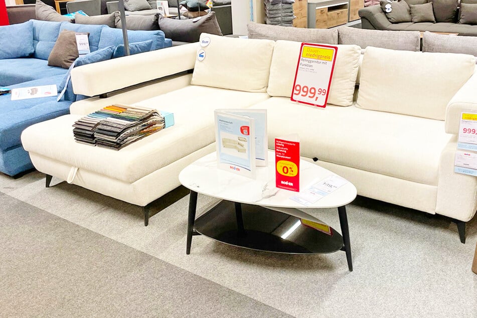 Hier bei ROLLER gibt's grad Möbel 70 Prozent günstiger im Abverkauf