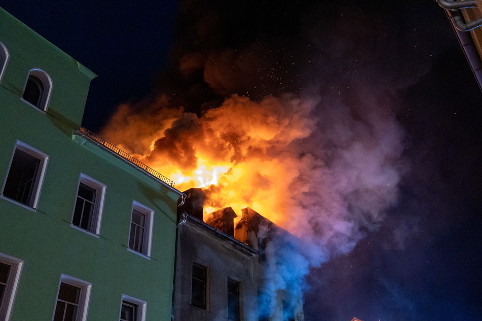 Der Giebel stand lichterloh in Flammen - die Feuerwehr verhinderte, dass der Brand aufs Nachbarhaus übergriff.