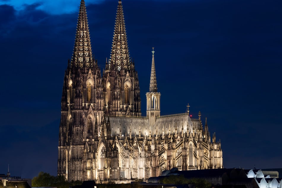 Die Christvesper beginnt traditionell um 16:30 Uhr am Heiligabend und ist ein Höhepunkt der Weihnachtsliturgie im Kölner Dom.