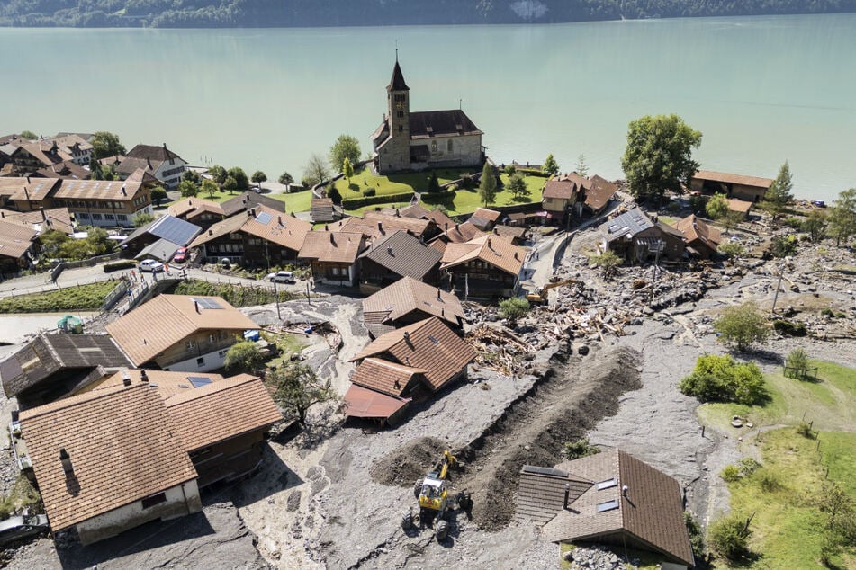 Die klimatischen Veränderungen in der Alpenregion – hier das Schweizer Dorf Brienz nach einem Murgang im Sommer 2024 – werden in vielen Bereichen zur Herausforderung.