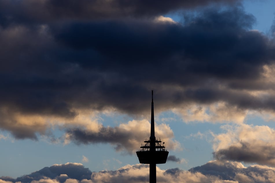 Am Donnerstag bleibt es in Köln zunächst noch bewölkt - zum Start ins Wochenende kämpft sich jedoch allmählich die Sonne durch. (Archivbild)