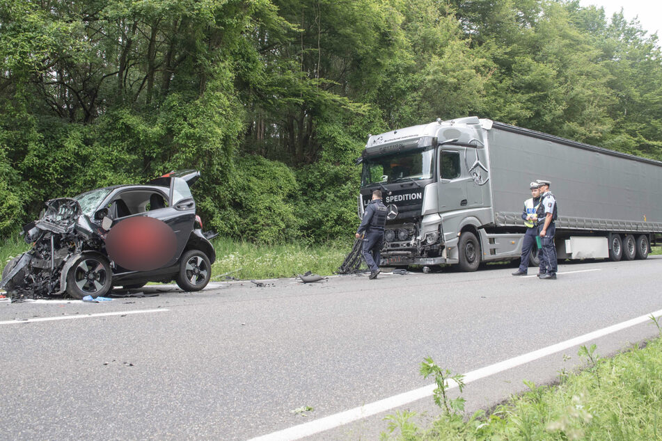 Wie es zu dem Unfall zwischen dem Lastwagen und dem kleinen Smart kommen konnte, muss geklärt werden.