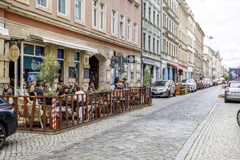Tische statt Blech: Parklets wie hier in der Louisenstraße schaffen mehr Freizeitwert.