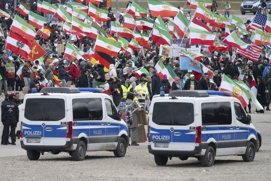Menschen demonstrieren auf der Theresienwiese unter dem Motto "Menschenrechte und Freiheit im Iran. Internationale Solidarität mit dem iranischen Volk" am Rande der Münchner Sicherheitskonferenz.